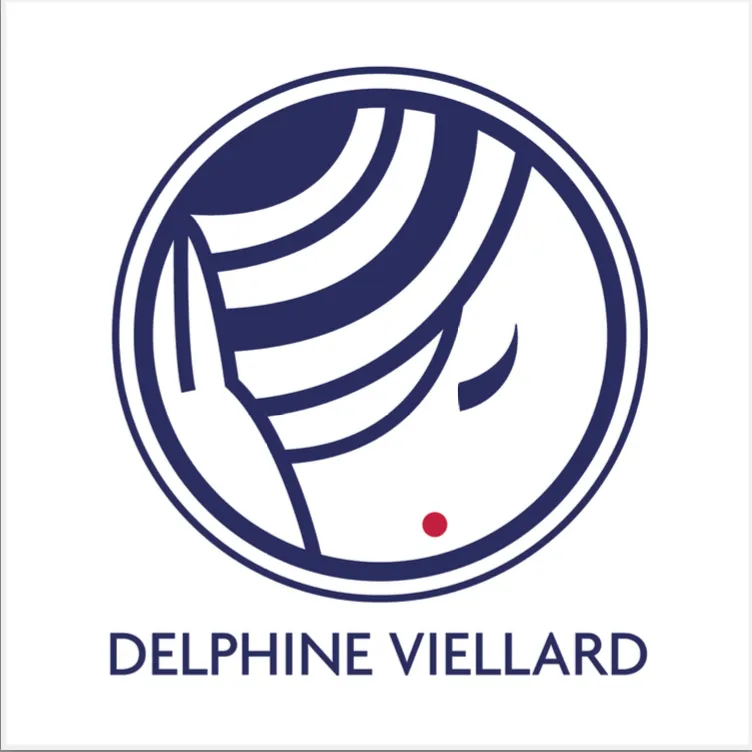 Delphine Viellard – Modiste, Passionnée par la création et la mise en valeur des savoir-faire traditionnels, Delphine Viellard imagine des pièces uniques où la mode rencontre l’artisanat d’art. Chaque chapeau devient une œuvre sculpturale qui conjugue élégance couture, modernité et respect des matières. À l’occasion de notre tombola, elle offre une création exclusive : un chapeau au design sculptural réalisé en fibre naturelle fuchsia, à la fois légère et rigide. La particularité de cette pièce réside dans l’application d’une dentelle de coton soigneusement récupérée puis teintée dans la même nuance que la base du chapeau. En donnant une nouvelle vie à cette dentelle ancienne, Delphine Viellard souligne la beauté intemporelle des textiles tout en inscrivant sa démarche dans un recyclage créatif et raffiné. Les motifs délicats et ajourés de la dentelle créent un subtil jeu d’ombres et de lumière qui se prolonge jusque sur le visage. Sa silhouette graphique, légèrement asymétrique et relevée, confère à l’ensemble une allure moderne et élégante. Une pièce d’exception qui illustre parfaitement la signature de Delphine Viellard : des créations à la croisée de l’art, de la couture et de l’élégance durable.