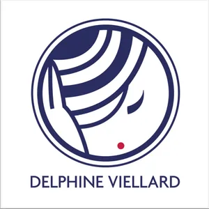 Delphine Viellard – Modiste, Passionnée par la création et la mise en valeur des savoir-faire traditionnels, Delphine Viellard imagine des pièces uniques où la mode rencontre l’artisanat d’art. Chaque chapeau devient une œuvre sculpturale qui conjugue élégance couture, modernité et respect des matières. À l’occasion de notre tombola, elle offre une création exclusive : un chapeau au design sculptural réalisé en fibre naturelle fuchsia, à la fois légère et rigide. La particularité de cette pièce réside dans l’application d’une dentelle de coton soigneusement récupérée puis teintée dans la même nuance que la base du chapeau. En donnant une nouvelle vie à cette dentelle ancienne, Delphine Viellard souligne la beauté intemporelle des textiles tout en inscrivant sa démarche dans un recyclage créatif et raffiné. Les motifs délicats et ajourés de la dentelle créent un subtil jeu d’ombres et de lumière qui se prolonge jusque sur le visage. Sa silhouette graphique, légèrement asymétrique et relevée, confère à l’ensemble une allure moderne et élégante. Une pièce d’exception qui illustre parfaitement la signature de Delphine Viellard : des créations à la croisée de l’art, de la couture et de l’élégance durable.