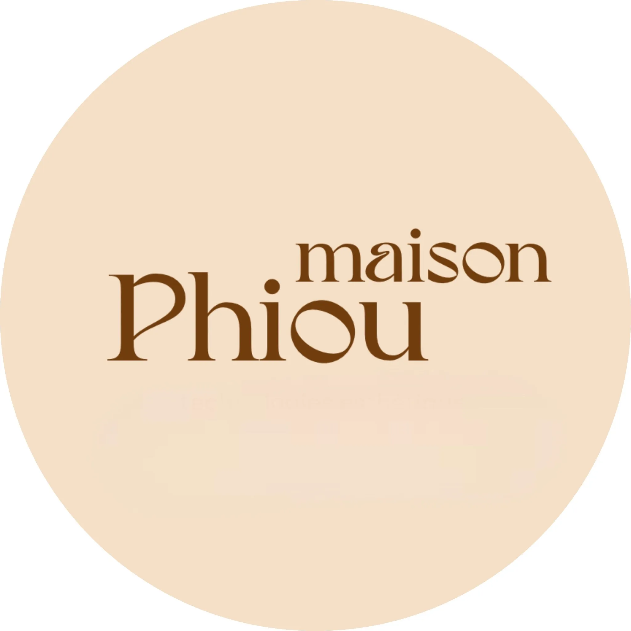 Maison Phiou, Adresse beauté incontournable, Maison Phiou incarne l’excellence du soin sur mesure et du bien-être global. Spécialisée dans les soins esthétiques innovants, la maison associe expertise, technologie et approche personnalisée pour sublimer chaque peau avec justesse et éclat. À l’occasion de notre tombola solidaire, Maison Phiou offre un soin Hydrafacial, un rituel d’exception reconnu pour ses effets immédiats sur l’éclat, l’hydratation et la texture de la peau. Véritable expérience sensorielle et régénérante, ce soin allie nettoyage en profondeur, exfoliation douce et infusion d’actifs puissants, pour un teint frais, lumineux et revitalisé. Un moment de pure beauté signé Maison Phiou, où l’expertise rencontre la détente absolue. ✨