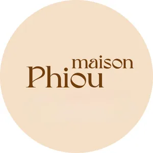 Maison Phiou, Adresse beauté incontournable, Maison Phiou incarne l’excellence du soin sur mesure et du bien-être global. Spécialisée dans les soins esthétiques innovants, la maison associe expertise, technologie et approche personnalisée pour sublimer chaque peau avec justesse et éclat. À l’occasion de notre tombola solidaire, Maison Phiou offre un soin Hydrafacial, un rituel d’exception reconnu pour ses effets immédiats sur l’éclat, l’hydratation et la texture de la peau. Véritable expérience sensorielle et régénérante, ce soin allie nettoyage en profondeur, exfoliation douce et infusion d’actifs puissants, pour un teint frais, lumineux et revitalisé. Un moment de pure beauté signé Maison Phiou, où l’expertise rencontre la détente absolue. ✨