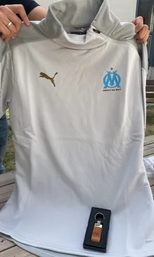 Haut de survêtement et porte clés en cuir de l’OM