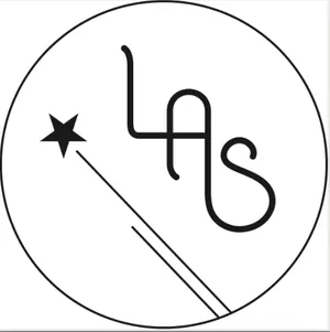 LAS Créations, Entre matières nobles et inspirations intemporelles, LAS Créations imagine des bijoux qui racontent une histoire, celle des pierres et des savoir-faire. Chaque pièce est pensée comme un talisman, mêlant raffinement, authenticité et une touche de singularité. À l’occasion de notre tombola, la créatrice offre un lot précieux : au choix, un sautoir en jaspe orné d’un pendentif en corne, ou un collier en turquoise africaine associé à une délicate cotte de mailles. Deux créations uniques qui subliment la beauté naturelle des pierres semi-précieuses et la richesse des textures, pour un style à la fois élégant et audacieux. Un bijou signé LAS Créations, c’est bien plus qu’un accessoire : c’est une pièce porteuse d’énergie et de caractère, conçue pour accompagner les personnalités libres et lumineuses.