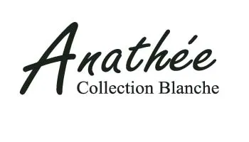 Une nuisette en coton et soie avec dentelle de Calais, signée Anathée – Collection Blanche, taille 1. Cette pièce d’exception allie la légèreté de la soie, la douceur du coton et la finesse de la dentelle française pour offrir un confort unique et une allure délicatement sensuelle.  Élégante et intemporelle, elle incarne le raffinement à la française, valorisée à 245 €, et reflète tout le savoir-faire artisanal propre à la maison Anathée.  💍 Anathée – Collection Blanche : Création de votre robe de mariée sur mesure à Marseille, tissée de votre histoire. Une maison où chaque détail raconte une émotion, une élégance, une mémoire.