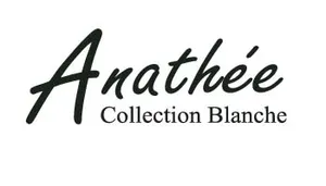Une nuisette en coton et soie avec dentelle de Calais, signée Anathée – Collection Blanche, taille 1. Cette pièce d’exception allie la légèreté de la soie, la douceur du coton et la finesse de la dentelle française pour offrir un confort unique et une allure délicatement sensuelle.  Élégante et intemporelle, elle incarne le raffinement à la française, valorisée à 245 €, et reflète tout le savoir-faire artisanal propre à la maison Anathée.  💍 Anathée – Collection Blanche : Création de votre robe de mariée sur mesure à Marseille, tissée de votre histoire. Une maison où chaque détail raconte une émotion, une élégance, une mémoire.