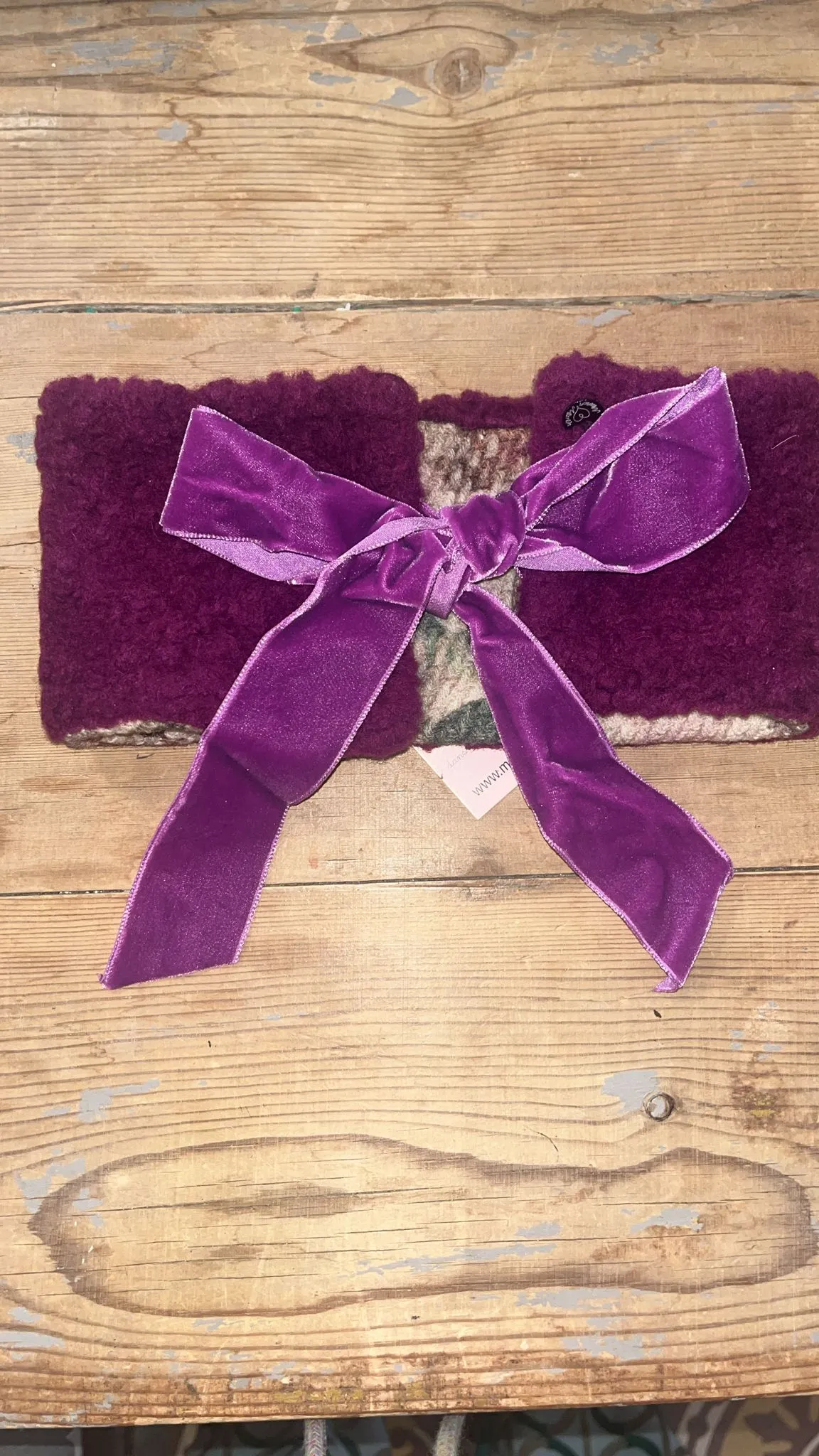 Manon Martin, Créatrice passionnée par les belles matières et les lignes intemporelles, Manon Martin imagine des pièces à la fois authentiques et contemporaines, où la simplicité devient synonyme d’élégance. Chaque création est le fruit d’un savoir-faire minutieux et d’un profond respect pour la matière naturelle. À l’occasion de notre tombola solidaire, Manon Martin offre un lot de quatre bonnets 100 % laine, des essentiels chauds et raffinés, parfaits pour affronter la saison avec style. Doux, confortables et d’une qualité irréprochable, ces bonnets incarnent l’esprit de la marque : une mode durable, sincère et résolument élégante.