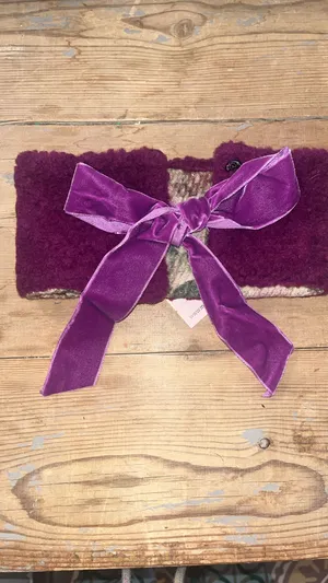 Manon Martin, Créatrice passionnée par les belles matières et les lignes intemporelles, Manon Martin imagine des pièces à la fois authentiques et contemporaines, où la simplicité devient synonyme d’élégance. Chaque création est le fruit d’un savoir-faire minutieux et d’un profond respect pour la matière naturelle. À l’occasion de notre tombola solidaire, Manon Martin offre un lot de quatre bonnets 100 % laine, des essentiels chauds et raffinés, parfaits pour affronter la saison avec style. Doux, confortables et d’une qualité irréprochable, ces bonnets incarnent l’esprit de la marque : une mode durable, sincère et résolument élégante.