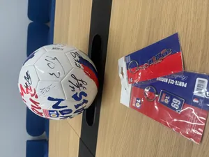 Ballon dédicacé + goodies