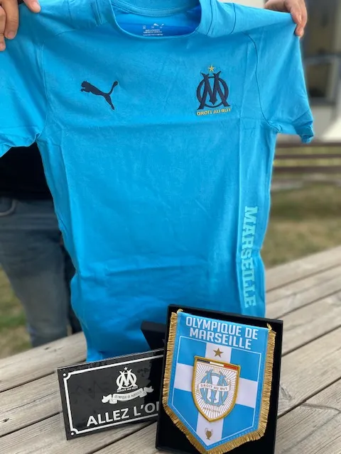 T-shirt, plaque de rue et grand fanion de l’OM