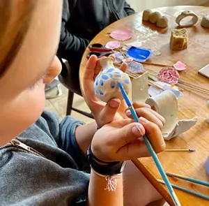 1 bon cadeau pour une séance de modelage et décoration sur céramique à POTERIE DES GETS
