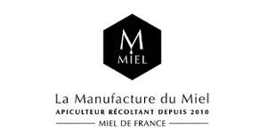 La Manufacture du Miel, Née de la passion pour la nature et le savoir-faire apicole, La Manufacture du Miel célèbre l’excellence du miel artisanal à travers des produits purs, locaux et d’une qualité exceptionnelle. Chaque pot reflète le travail minutieux des abeilles et le respect des terroirs, offrant une palette de saveurs authentiques et généreuses. À l’occasion de notre tombola solidaire, La Manufacture du Miel offre 4 pots de miel de 400 g, une douce invitation à (re)découvrir les richesses du miel artisanal. Une expérience gustative à la fois naturelle et raffinée, qui met à l’honneur la richesse du patrimoine apicole et le plaisir simple des produits vrais.