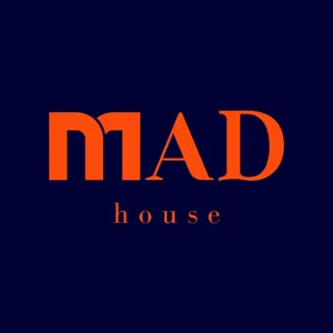 MAD HOUSE ,née d’une passion pour l’artisanat et le design, MAD HOUSE est bien plus qu’une marque d’accessoires : c’est une véritable maison de création où le savoir-faire rencontre l’élégance contemporaine. Chaque pièce est réalisée à la main avec minutie, en raphia naturel ou en matières nobles, et raconte l’histoire d’heures patientes de travail artisanal. Symbole de cet engagement, la pochette MAD Essential illustre 21 heures de savoir-faire : crochetée main, ornée d’une broderie bleu nuit et doublée d’un intérieur orange intense, elle affirme une signature audacieuse et raffinée. Pensée pour les femmes actives qui changent de sac selon leurs journées, elle regroupe l’essentiel en un geste et se glisse partout. MAD HOUSE, c’est l’alliance d’un style distinctif et d’une fonctionnalité assumée, destinée à toutes celles qui souhaitent conjuguer modernité et authenticité. Plus qu’un accessoire, chaque création devient un véritable compagnon de vie, qui sublime la personnalité de celles qui le portent.