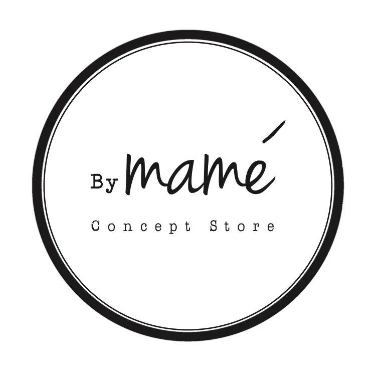 By Mamé, nichée au cœur de Marseille, la boutique By Mamé est une adresse confidentielle où l’on découvre une sélection pointue d’objets décoratifs et de pièces d’exception, choisis avec passion et goût. Véritable lieu d’inspiration, elle met en lumière des créations qui allient raffinement, originalité et authenticité. Symbole d’excellence et de tradition artisanale, le cristal de Bohème est reconnu dans le monde entier pour sa pureté, son éclat et la finesse de ses finitions. Chaque pièce est façonnée à la main par des maîtres verriers qui perpétuent un savoir-faire séculaire, mêlant précision, patience et créativité. Ce pichet en cristal noir, taillé en pointe de diamant, en est l’illustration parfaite : une œuvre d’exception qui conjugue élégance intemporelle et modernité audacieuse. Sa teinte profonde et son jeu de lumière en font un objet raffiné, aussi bien utilitaire que décoratif. À l’occasion de notre tombola, By Mamé offre ce chef-d’œuvre artisanal unique, entièrement fait main, qui apportera à vos tables une touche de luxe discret et de sophistication rare.